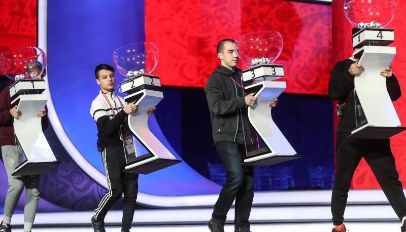 Helfer tragen in Moskau Glaskugeln für die Auslosung der Gruppen bei der Fußball-WM auf die Bühne. Foto: Sergei Savostyanov Helfer tragen in Moskau Glaskugeln für die Auslosung der Gruppen bei der Fußball-WM auf die Bühne. Foto: Sergei Savostyanov