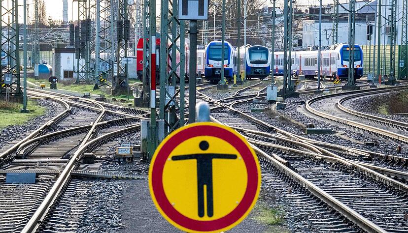 Abgestellte Züge auf den Gleisen vor einem Bahnhof. Abgestellte Züge auf den Gleisen vor einem Bahnhof.