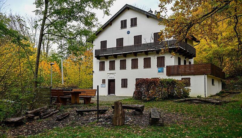 Die Naturfreunde-Ortsgruppe Heilbronn sucht weiterhin nicht nur nach einem Pächter des Wanderheims am Steinknickle, sondern bietet die Immobilie jetzt auch zum Verkauf an. Die Naturfreunde-Ortsgruppe Heilbronn sucht weiterhin nicht nur nach einem Pächter des Wanderheims am Steinknickle, sondern bietet die Immobilie jetzt auch zum Verkauf an.