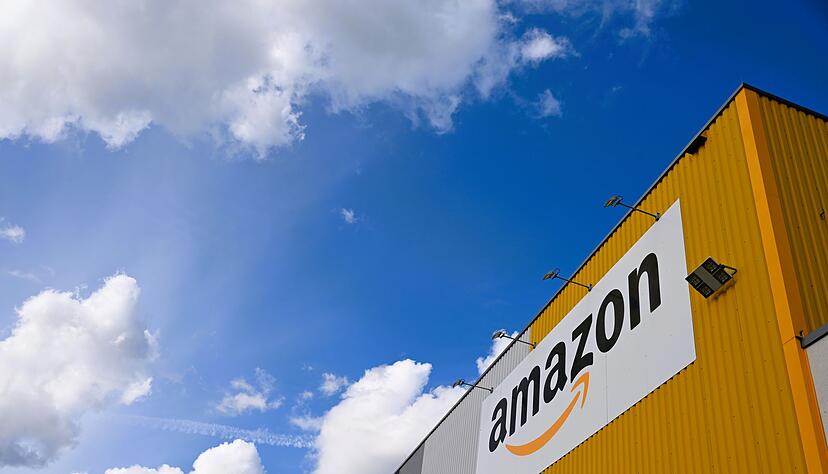 Blick auf das Dortmunder Amazon-Logistikzentrum, in dem große Mengen an Produkten lagern. Blick auf das Dortmunder Amazon-Logistikzentrum, in dem große Mengen an Produkten lagern.