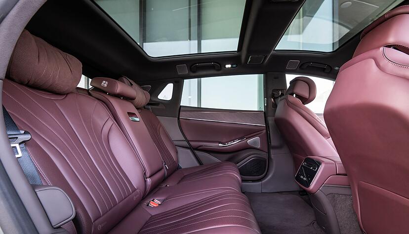 Platz da! Bei rund 3,13 Meter Radstand geh&ouml;rt opulenter Platz auch im Fond zu den Basics.