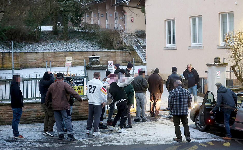 Großer Andrang beim Feuerwerksverkauf trotz Kälte und winterlicher Bedingungen. Großer Andrang beim Feuerwerksverkauf trotz Kälte und winterlicher Bedingungen.