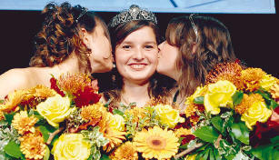 Küsschen von den Prinzessinnen für Mirjam Kleinknecht.Foto: Werner Kuhnle Küsschen von den Prinzessinnen für Mirjam Kleinknecht.Foto: Werner Kuhnle