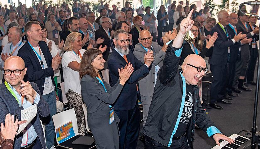 Große Freude beim persönlichen Wiedersehen: Nach zwei Jahren Pause wird bei der Eröffnungsfeier der Ecsite-Konferenz gesungen und viel geklatscht.
Foto: Reiner Pfisterer Große Freude beim persönlichen Wiedersehen: Nach zwei Jahren Pause wird bei der Eröffnungsfeier der Ecsite-Konferenz gesungen und viel geklatscht.
Foto: Reiner Pfisterer