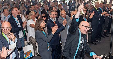 Große Freude beim persönlichen Wiedersehen: Nach zwei Jahren Pause wird bei der Eröffnungsfeier der Ecsite-Konferenz gesungen und viel geklatscht.
Foto: Reiner Pfisterer