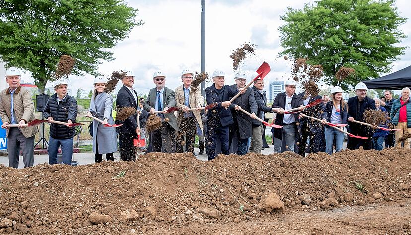 Vertreter der Stadt sowie Investoren und Bauherren setzten am Mittwoch zum symbolischen Spatenstich für zwei weitere Baufelder im Neckarbogen an. Vertreter der Stadt sowie Investoren und Bauherren setzten am Mittwoch zum symbolischen Spatenstich für zwei weitere Baufelder im Neckarbogen an.