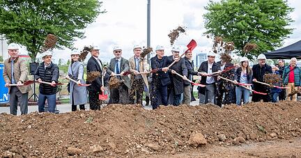 Vertreter der Stadt sowie Investoren und Bauherren setzten am Mittwoch zum symbolischen Spatenstich für zwei weitere Baufelder im Neckarbogen an. Vertreter der Stadt sowie Investoren und Bauherren setzten am Mittwoch zum symbolischen Spatenstich für zwei weitere Baufelder im Neckarbogen an.