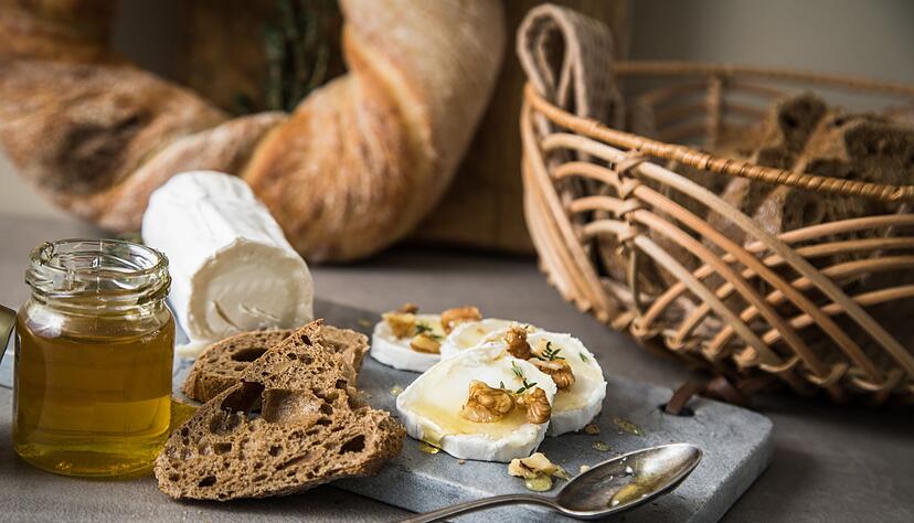 Ein gereifter Ziegenkäse mit Weißschimmel wird zusammen mit Honig, Thymianflocken und Walnüssen zu einer kompletten Vor- oder Nachspeise.