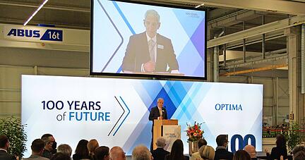 In der neuen Montagehalle von Optima empfing der gesch&auml;ftsf&uuml;hrende Gesellschafter Hans B&uuml;hler die G&auml;ste zur 100-Jahr-Feier.
Foto: Heiko Fritze