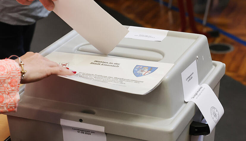 Ein Wähler wirft seinen Stimmzettel in die Wahlurne zur Stimmabgabe. Das Wahlergebnis beschäftigt Politiker in der Region.
