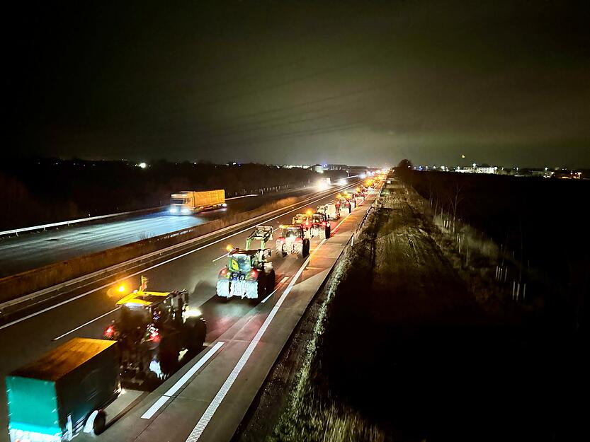 Traktoren fahren am Magdeburger Kreuz auf der Autobahn 2 (A2) in Richtung Berlin.