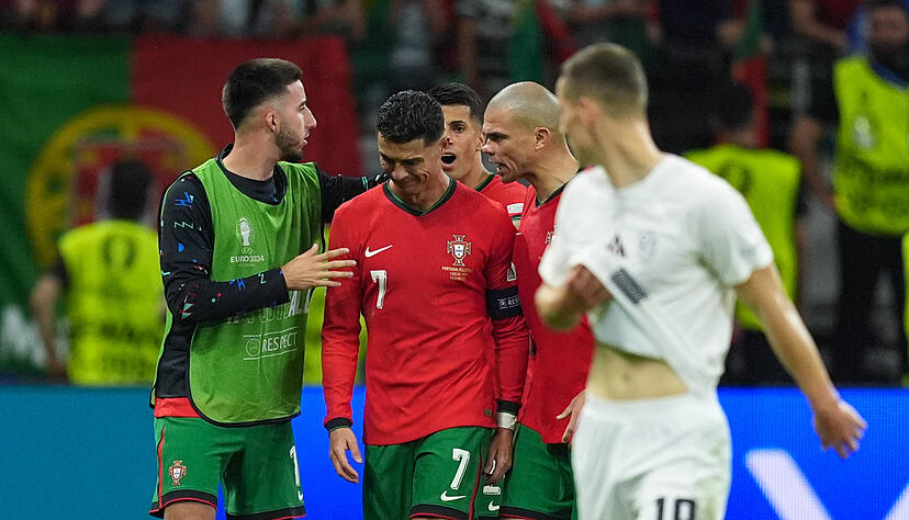 Bittere Tränen schon während des Spiels: Cristiano Ronaldo muss von Teamkollegen getröstet werden.