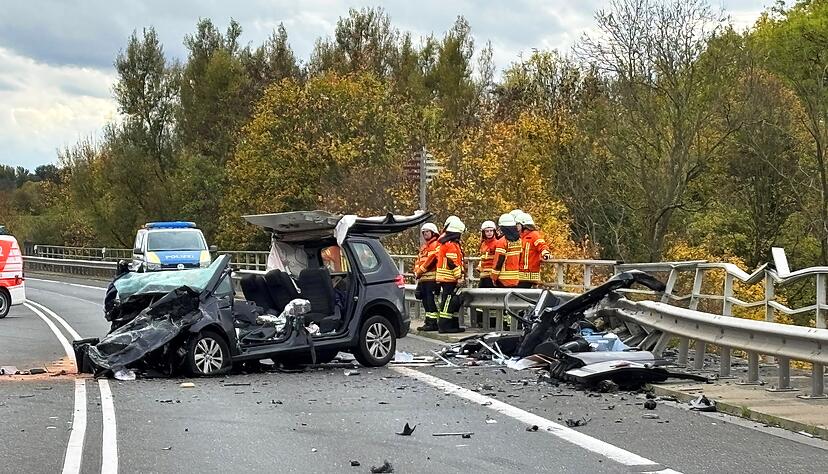 Auf der Bundesstraße 4 hat es einen schweren Unfall gegeben. Auf der Bundesstraße 4 hat es einen schweren Unfall gegeben.
