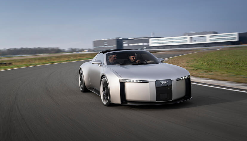 Alexander Schnell (am Lenkrad) aus der Chefredaktion der Heilbronner Stimme konnte die Audi-Studie Concept C erstmals auf einem Testgelände bewegen. Alexander Schnell (am Lenkrad) aus der Chefredaktion der Heilbronner Stimme konnte die Audi-Studie Concept C erstmals auf einem Testgelände bewegen.