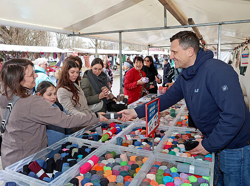 Trotz Regen zieht es am Samstag einige Besucher auf den Stoffmarkt in Heilbronn.