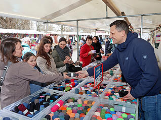 Trotz Regen zieht es am Samstag einige Besucher auf den Stoffmarkt in Heilbronn.