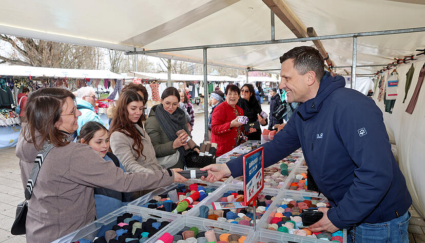 Trotz Regen zieht es am Samstag einige Besucher auf den Stoffmarkt in Heilbronn. Trotz Regen zieht es am Samstag einige Besucher auf den Stoffmarkt in Heilbronn.