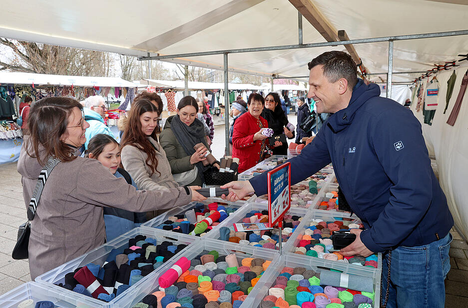 Trotz Regen zieht es am Samstag einige Besucher auf den Stoffmarkt in Heilbronn.