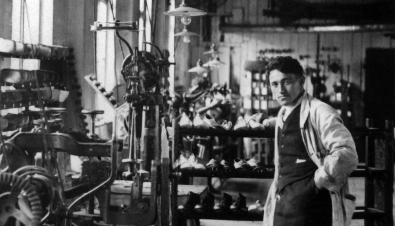 Adolf Dassler im Jahr 1924. In dieser Halle und mit diesen Maschinen produzierte der gelernte Schuster in Herzogenaurach die ersten Sportschuhe. Adolf Dassler im Jahr 1924. In dieser Halle und mit diesen Maschinen produzierte der gelernte Schuster in Herzogenaurach die ersten Sportschuhe.