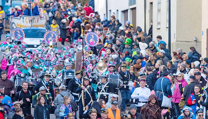 Das Infanterieregiment Alt-Württemberg voraus, danach das Kuhberg-Echo aus Gundelsheim, das den dicht gedrängten Zuschauern gleich richtig einheizt, dann folgt der Talheimer Carnevalsverein in voller Stärke.