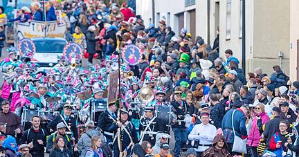 Das Infanterieregiment Alt-Württemberg voraus, danach das Kuhberg-Echo aus Gundelsheim, das den dicht gedrängten Zuschauern gleich richtig einheizt, dann folgt der Talheimer Carnevalsverein in voller Stärke.
Fotos: Mario Berger