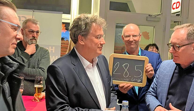 Exakt die Zahl der ARD-Hochrechnung hat Mentalmagier Christian Fontagnier am Vormittag auf die Tafel geschrieben. Letztlich holt Christian von Stetten (Mitte) aber doch über 30 Prozent.