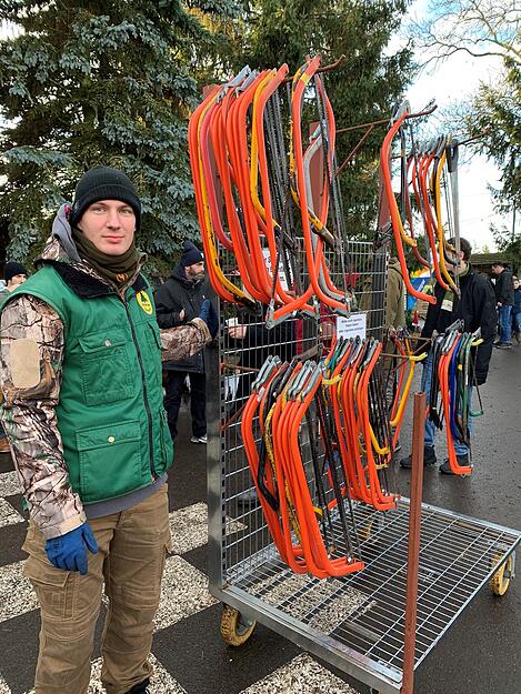 Rund 5000 Menschen besuchen den Werderaner Tannenhof an einem Adventswochenende und sägen selbst.