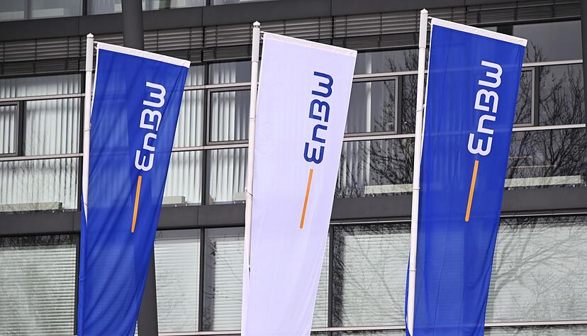 Fahnen mit dem Logo des Energiekonzerns Energie Baden-Württemberg (EnBW), aufgenommen an der Firmenzentrale. Fahnen mit dem Logo des Energiekonzerns Energie Baden-Württemberg (EnBW), aufgenommen an der Firmenzentrale.