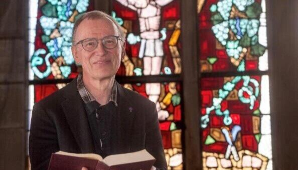 Prälat Albrecht in der Heilbronner Kilianskirche an einem Kunstfenster, das den Gekreuzigten an einem Rebstock zeigt. Prälat Albrecht in der Heilbronner Kilianskirche an einem Kunstfenster, das den Gekreuzigten an einem Rebstock zeigt.