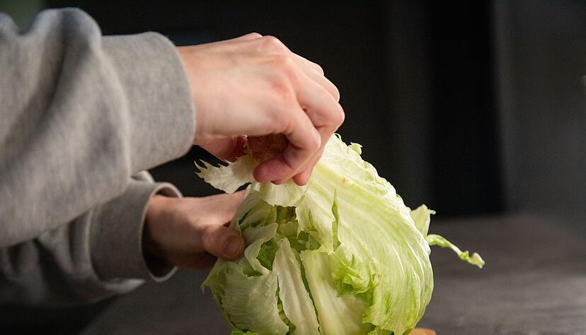 Schritt 2: Den Strunk nun greifen und herausziehen.