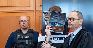 Auf dem Edeka-Parkplatz in Niedernhall soll der Angeklagte einen Jungen absichtlich &uuml;berfahren haben. Die Staatsanwaltschaft wirft ihm Mord vor.