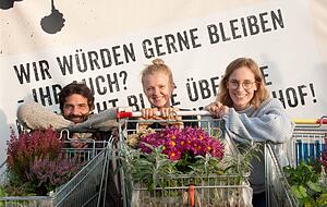 Gr&uuml;nder Joachim Petzold (l-r) und die Mitarbeiterinnen Christine Schneider und Corinna Gro&szlig; sitzen am 26.10.2017 im Gemeinschaftsgarten des Kulturprojekts Kulturinsel Stuttgart in Stuttgart Bad Cannstatt (Baden-W&uuml;rttemberg). Das Team sammelt mit Hilfe einer Crowdfunding-Kampagne Geld f&uuml;r den Erhalt des Kulturareals auf dem Gel&auml;nde eines alten G&uuml;terbahnhofs in Bad Cannstatt. (zu dpa "Crowdfunding im Kulturbereich" vom 31.10.2017) Foto: Larissa Schwedes/dpa +++(c) dpa - Bildfunk+++