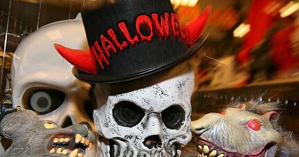 Masken, wie diese, sind an Halloween sehr beliebt.