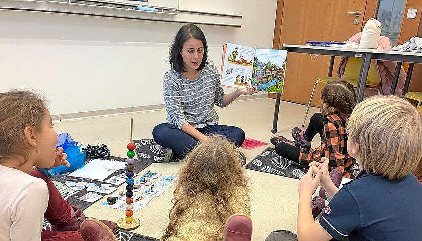 Natalia Ibeas Domínguez bringt den Kindern im Zentrum für Mehrsprachigkeit in Neckarsulm spielerisch Worte aus dem Spanischen bei.
Foto: Frank Wittmer Natalia Ibeas Domínguez bringt den Kindern im Zentrum für Mehrsprachigkeit in Neckarsulm spielerisch Worte aus dem Spanischen bei.
Foto: Frank Wittmer
