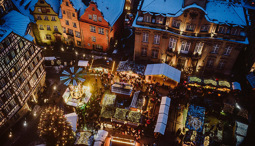 Vor der historischen Kulisse des Schw&auml;bisch Haller Marktplatzes pr&auml;sentieren die Beschicker ihr winterliches Warenangebot sowie Speisen und Getr&auml;nke. Foto:
