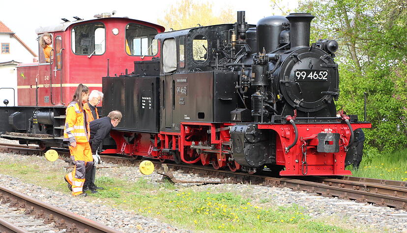 Passt alles? Pr&uuml;fende Blicke beim Fahren &uuml;ber die Weiche.