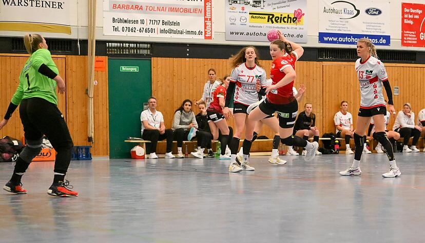 So viel Platz wie in dieser Szene hatte SGSB-Kreisl&auml;uferin Carlotta Hees im Hinspiel gegen den HSV Solingen-Gr&auml;frath nur selten. Gegen HSV-Torh&uuml;terin Natascha Kr&uuml;ckemeier, Vanessa Brandt und Pia Adams (von links) wartet auf die Beilsteinerinnen am Samstag erneut eine Mammutaufgabe.