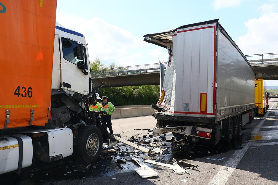 Tr&uuml;mmerteile liegen auf der Autobahn.