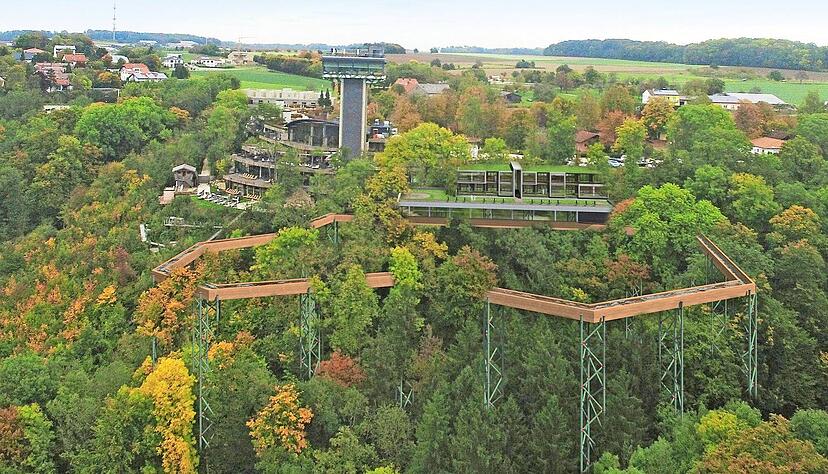 Die Fotomontage zeigt, wie die Baumwipfel-Schwimmrinne in etwa aussehen soll. Weltweit gibt es bislang nichts Vergleichbares, sagen die Planer.
Foto: Montage/privat