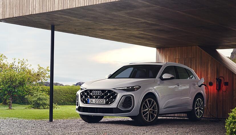 Den Audi Q5 gibt es jetzt auch als Plug-in-Hybrid, wahlweise mit 299 oder 367 PS Leistung. Zum Einsatz kommt eine gr&ouml;&szlig;ere Batterie mit 25,9 kWh Kapazit&auml;t.