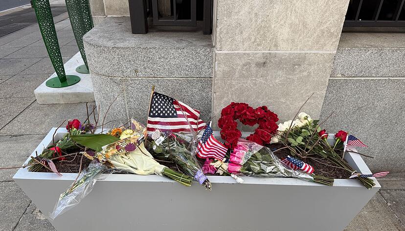 Die US-Regierung reagiert auf die Sch&uuml;sse auf zwei Nationalgardisten in Washington mit einer weiteren Versch&auml;rfung ihrer Migrationspolitik.