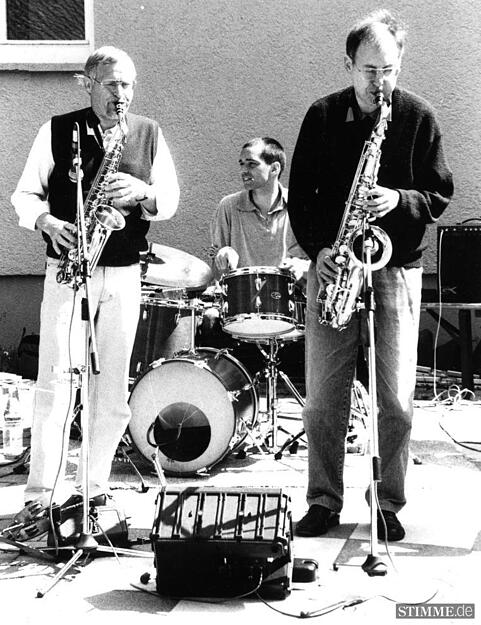 1994: Helmut Hamberger, Jochen Lambrecht und Werner "Flips" Philipp sind in Aktion. Sie heizen kr&auml;ftig zum Jazz-Fr&uuml;hschoppen im Hof der Alten Schule in Kirchheim ein.