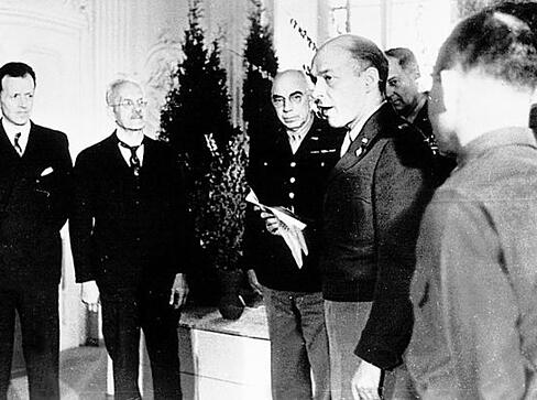 Zusammengestellt von Archiv und Dokumentation der Heilbronner Stimme  - Das Erscheinen der 1. Ausgabe der Heilbronner Stimme am 28.3.1946 wird mit einem Festakt im Schie&szlig;haus in der Heilbronner Bahnhofsvorstadt  eingeleitet. US-Sergeant Gengian &uuml;bergibt die 31. Zeitungslizenz in der US-Besatzungszone an die Herausgeber (v l)Hermann Schwerdtfeger und Paul Distelbarth.