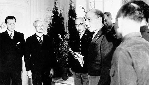 Zusammengestellt von Archiv und Dokumentation der Heilbronner Stimme 
Das Erscheinen der 1. Ausgabe der Heilbronner Stimme am 28.3.1946 wird mit einem Festakt im Schießhaus in der Heilbronner Bahnhofsvorstadt  eingeleitet. US-Sergeant Gengian übergibt die 31. Zeitungslizenz in der US-Besatzungszone an die Herausgeber (v l)Hermann Schwerdtfeger und Paul Distelbarth. Zusammengestellt von Archiv und Dokumentation der Heilbronner Stimme 
Das Erscheinen der 1. Ausgabe der Heilbronner Stimme am 28.3.1946 wird mit einem Festakt im Schießhaus in der Heilbronner Bahnhofsvorstadt  eingeleitet. US-Sergeant Gengian übergibt die 31. Zeitungslizenz in der US-Besatzungszone an die Herausgeber (v l)Hermann Schwerdtfeger und Paul Distelbarth.