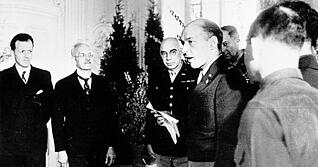 Zusammengestellt von Archiv und Dokumentation der Heilbronner Stimme  - Das Erscheinen der 1. Ausgabe der Heilbronner Stimme am 28.3.1946 wird mit einem Festakt im Schie&szlig;haus in der Heilbronner Bahnhofsvorstadt  eingeleitet. US-Sergeant Gengian &uuml;bergibt die 31. Zeitungslizenz in der US-Besatzungszone an die Herausgeber (v l)Hermann Schwerdtfeger und Paul Distelbarth.