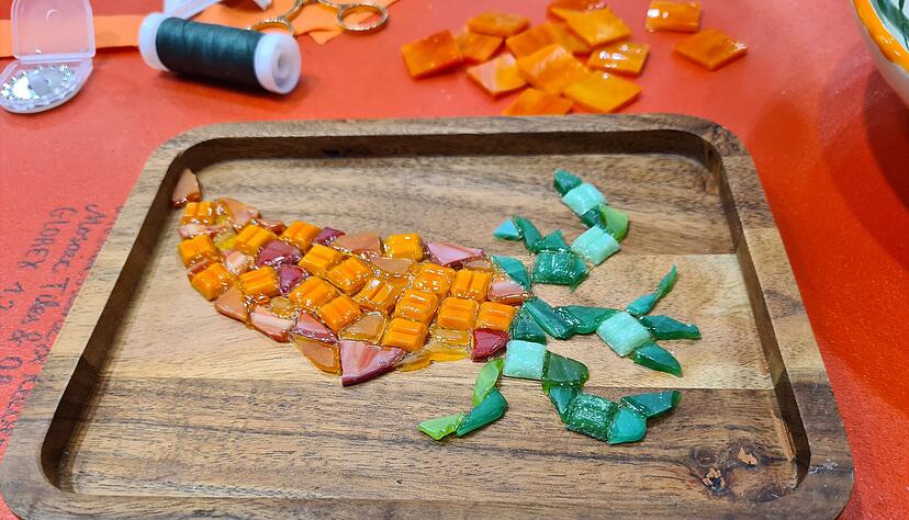 Kreative Ernte nach einem Gartenspaziergang - hier entsteht ein Karotten-Mosaik aus mattem Glasbruch. Kreative Ernte nach einem Gartenspaziergang - hier entsteht ein Karotten-Mosaik aus mattem Glasbruch.