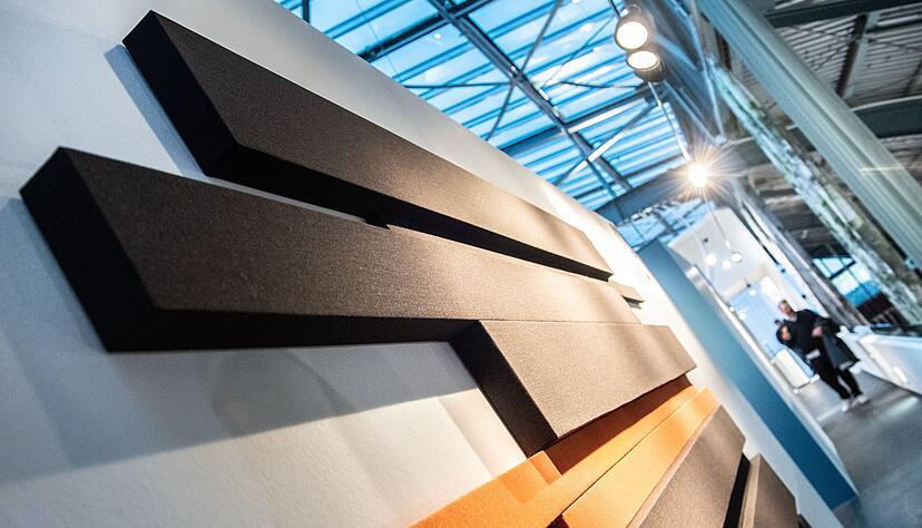 Auch eine Möglichkeit, die Wohnung leiser zu machen: schalldämpfende Wandpaneele anbringen. Auch eine Möglichkeit, die Wohnung leiser zu machen: schalldämpfende Wandpaneele anbringen.