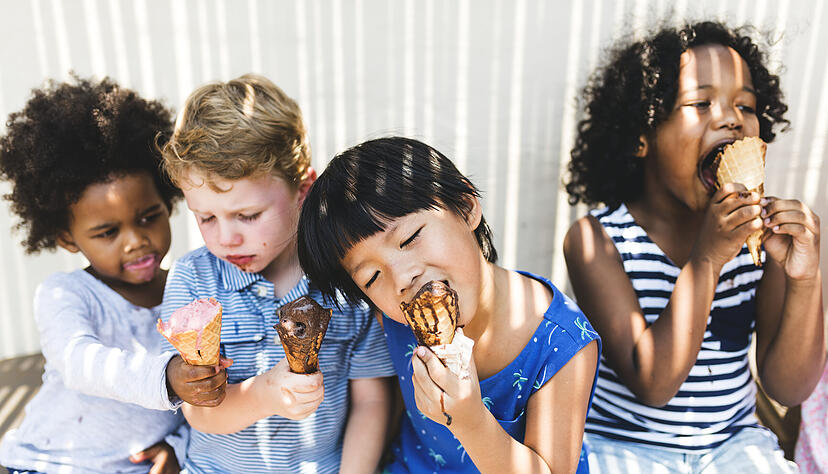 Gemeinsam schmeckt das Eis doch gleich viel besser. Doch das Teilen von Dingen will gelernt sein. Foto: Rawpixel.com/stock.adobe.com Gemeinsam schmeckt das Eis doch gleich viel besser. Doch das Teilen von Dingen will gelernt sein. Foto: Rawpixel.com/stock.adobe.com
