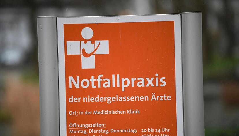 Ein Schild mit der Aufschrift «Notfallpraxis der niedergelassenen Ärzte» steht vor einem Gebäude an der Universitätsklinik Freiburg.