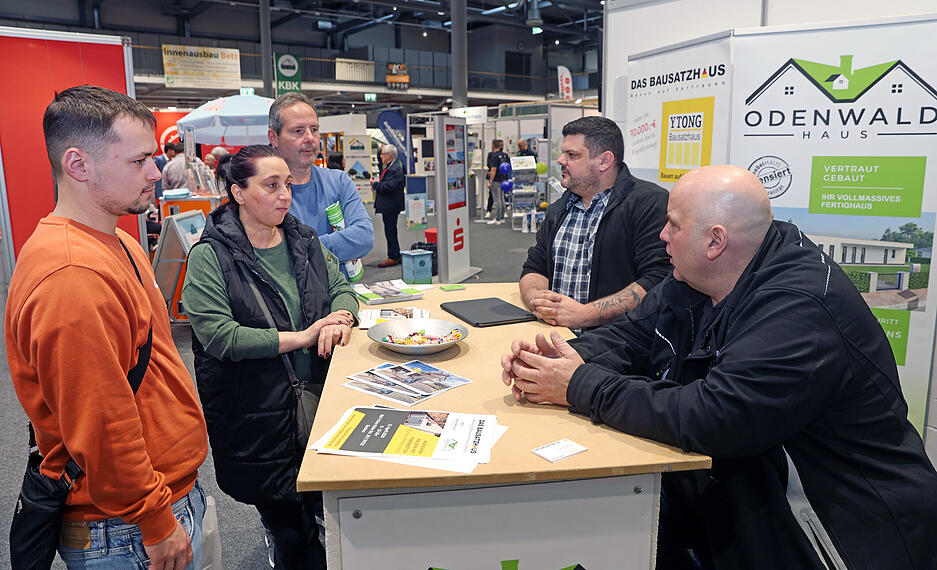 Aussteller bieten Informationen bei Baumesse im Redblue